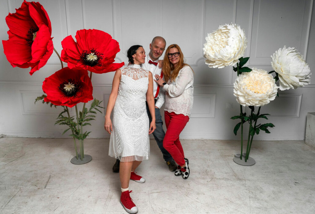 Event decoration / Red paper poppies and white peonies XXL by Carton-art